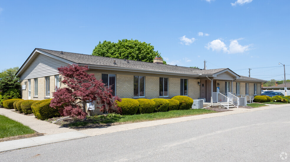 19351-19357 E 13 Mile Rd, Roseville, MI for sale - Primary Photo - Image 1 of 1