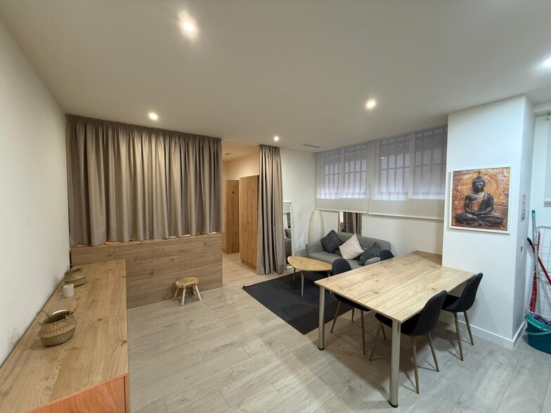 Calle de la Infanta Mercedes, 92, Madrid, Madrid to rent - Building Photo - Image 3 of 20