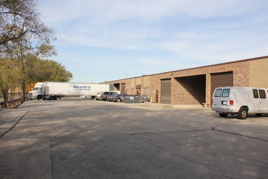 870-892 Eagle Dr, Bensenville, IL to rent - Building Photo - Image 3 of 5