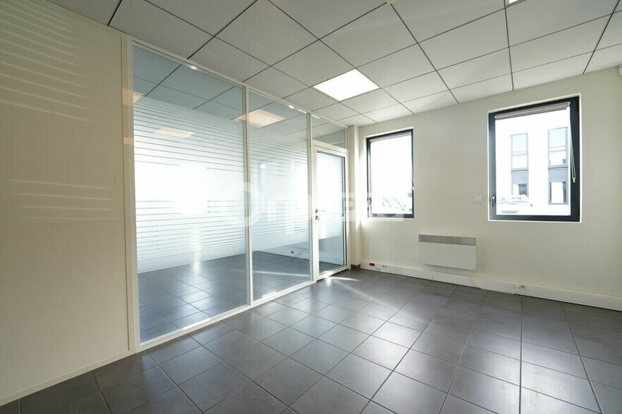 Light Industrial in Vénissieux for sale - Interior Photo - Image 3 of 12