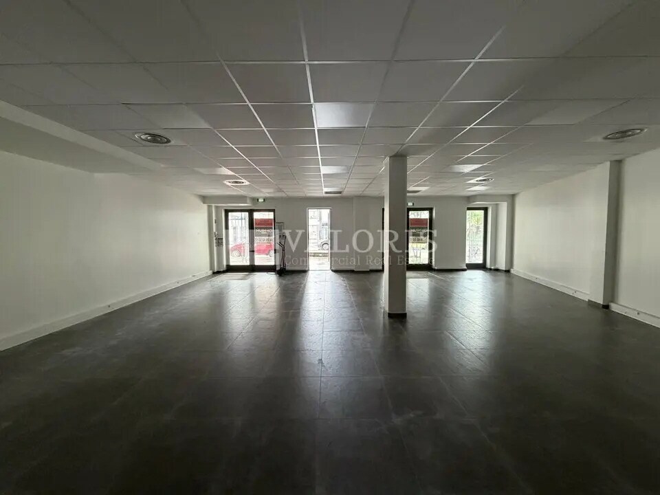 Retail in Lyon to rent Interior Photo- Image 1 of 5