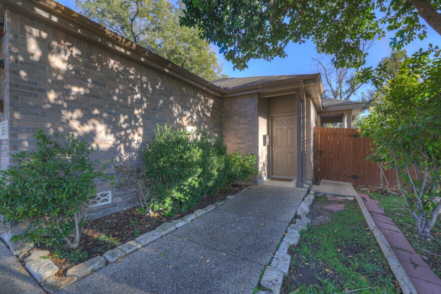 362 E Faust St, New Braunfels, TX for sale - Building Photo - Image 2 of 25