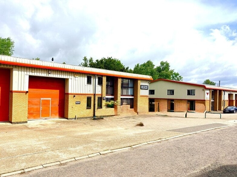 Unit 10 Top Angel, Buckingham to rent - Building Photo - Image 3 of 11