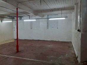 14 Wright St, Oldham to rent Interior Photo- Image 1 of 2
