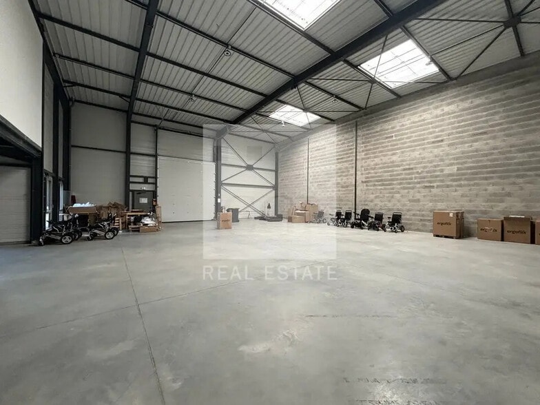 Light Industrial in Chassieu to rent - Interior Photo - Image 3 of 11