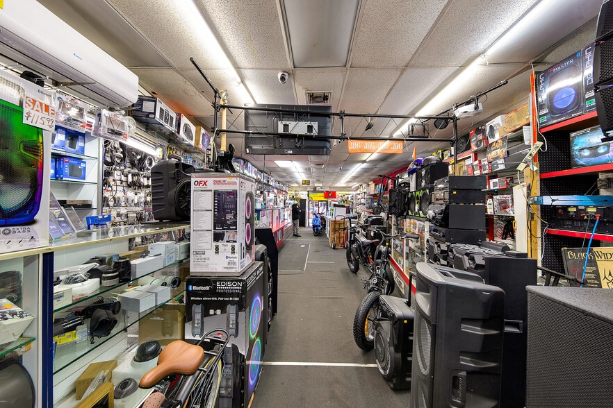 10 S 4th Ave & 9 S 5th Ave portfolio of 2 properties for sale on LoopNet.co.uk - Building Photo - Image 2 of 6