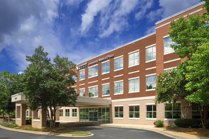 8401 Medical Plaza Dr, Charlotte, NC for rent - Building Photo - Image 1 of 12