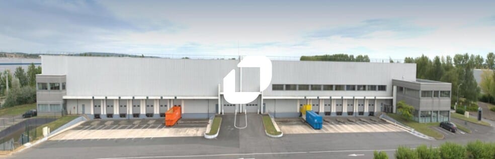 Industrial in Compans to rent - Building Photo - Image 1 of 8