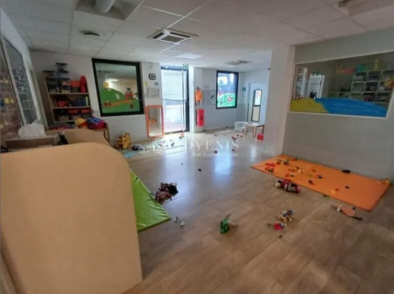 Retail in Vaulx-en-Velin to rent - Building Photo - Image 3 of 12