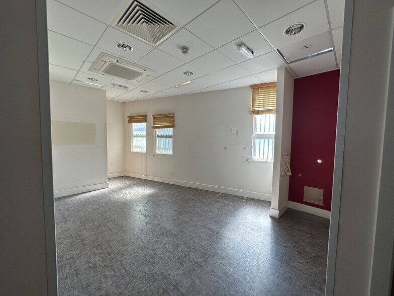 104-116 Front St, Arnold to rent - Interior Photo - Image 2 of 6