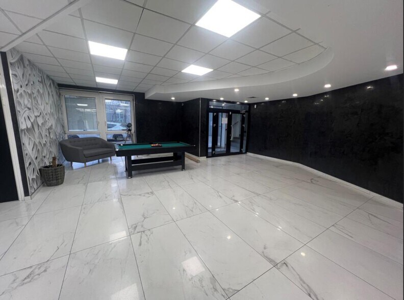 Light Industrial in Bron to rent - Interior Photo - Image 2 of 8