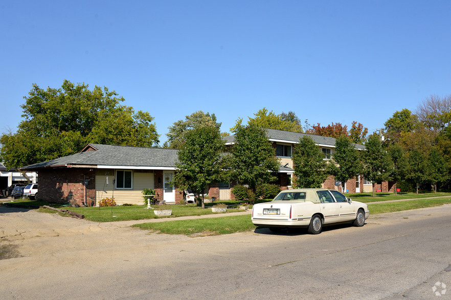 7020-7032 Twin Oaks Dr, Indianapolis, IN for sale - Primary Photo - Image 1 of 1