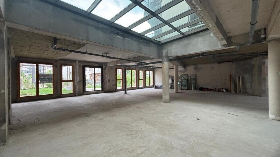 Office in Nanterre for sale - Building Photo - Image 2 of 13