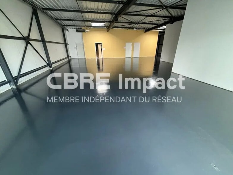 Retail in Quetigny to rent - Interior Photo - Image 3 of 5
