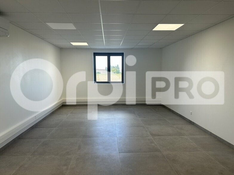 Office in Civrieux to rent - Interior Photo - Image 1 of 3