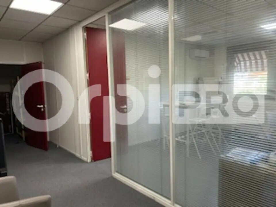 Office in Limas to rent Interior Photo- Image 1 of 4