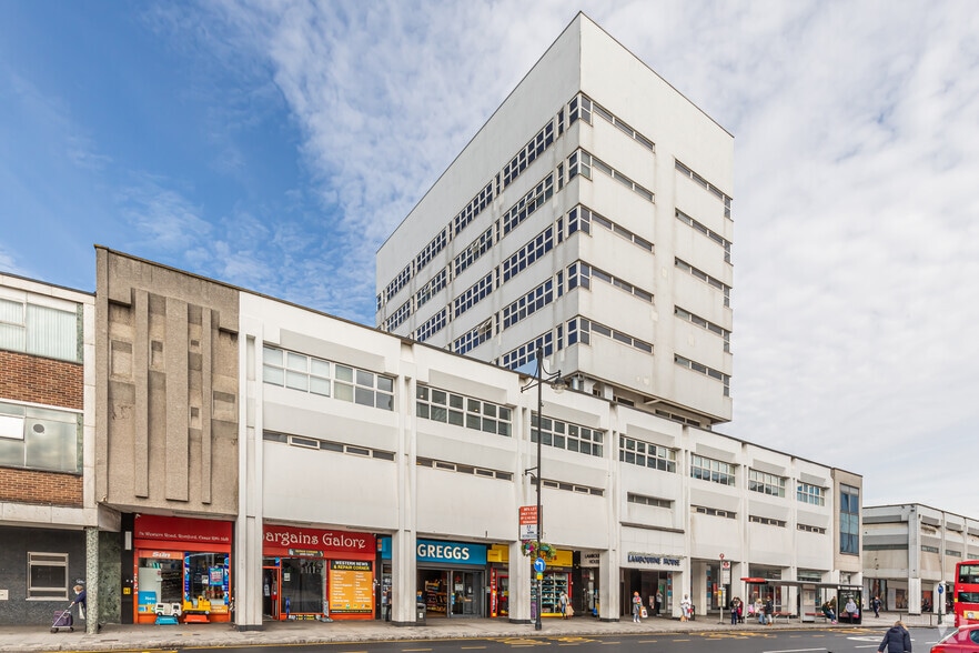 7 Western Rd, Romford to rent - Building Photo - Image 2 of 4