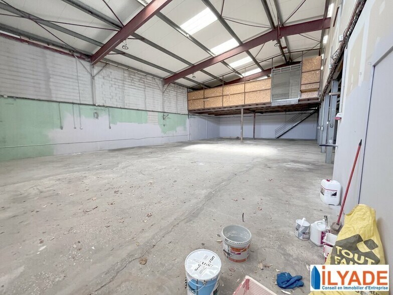 Light Industrial in Aubagne to rent - Building Photo - Image 2 of 6