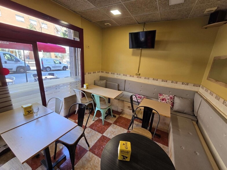 Retail in Barcelona, Barcelona to rent - Primary Photo - Image 1 of 1