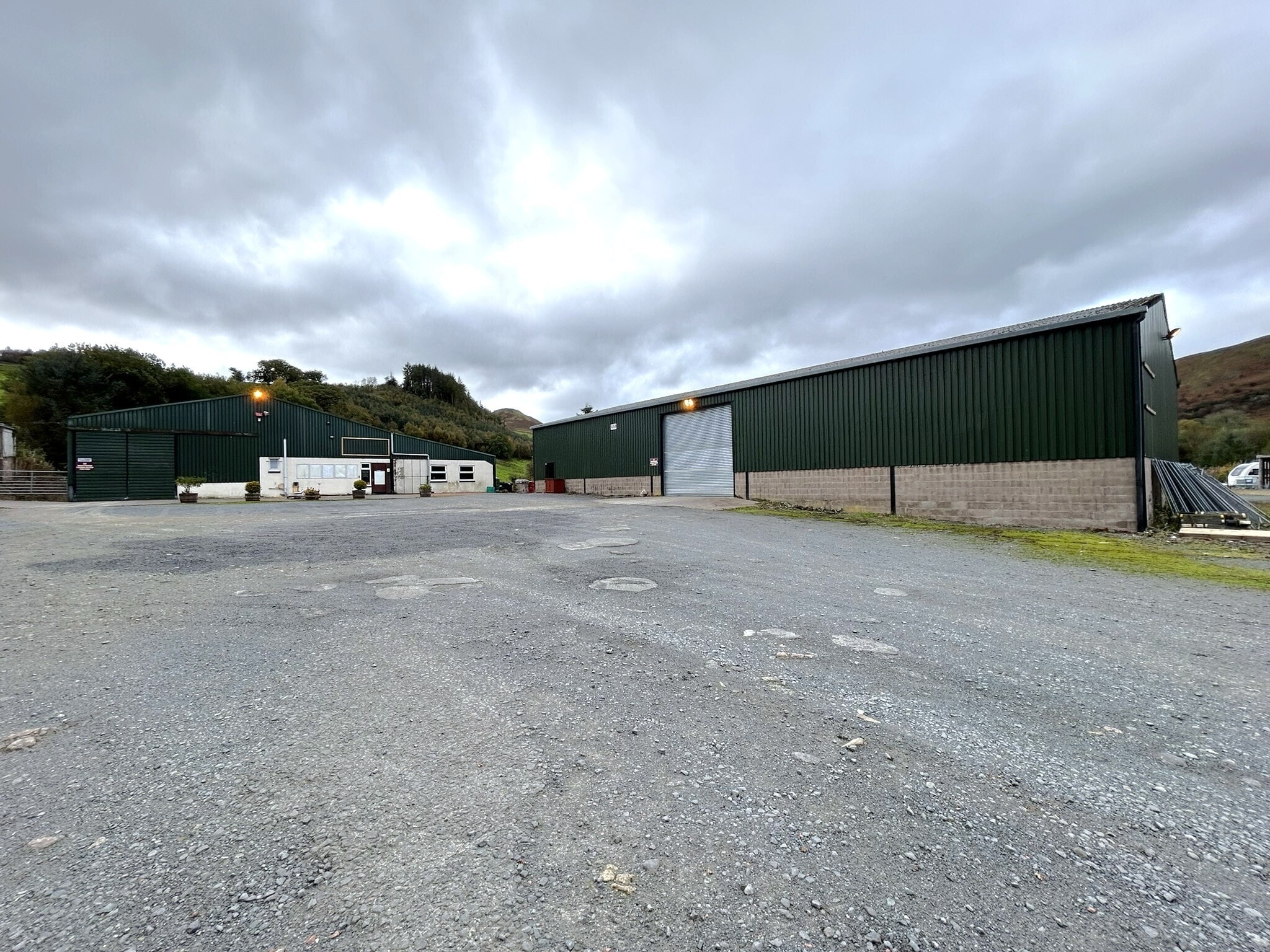 Camling, Thornhill to rent Building Photo- Image 1 of 11