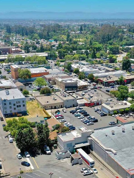 3510-3550 Fruitvale Ave, Oakland, CA for rent - Building Photo - Image 2 of 21