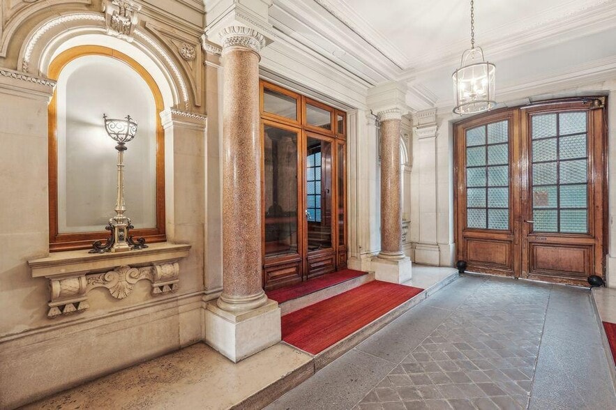 Office in Paris for sale - Lobby - Image 2 of 23