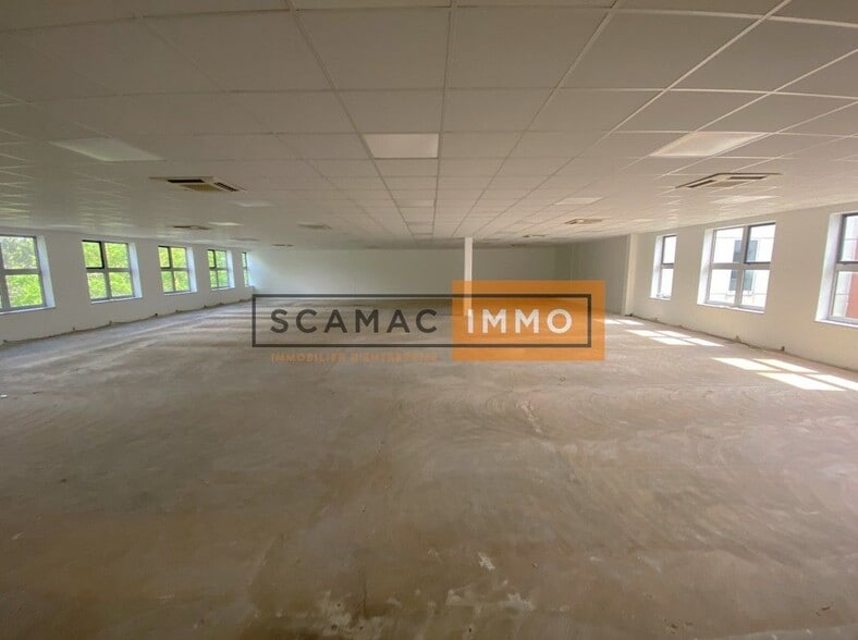 Industrial in Saint-Thibault-des-Vignes to rent - Building Photo - Image 3 of 21
