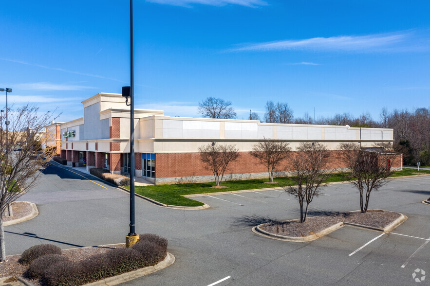 335-355 W Plaza Dr, Mooresville, NC for rent - Building Photo - Image 3 of 10