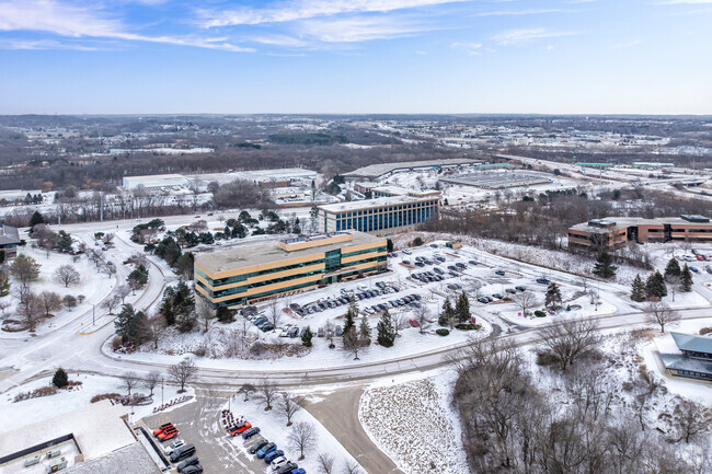 More details for Ridgeview Parkway Offices – Office for Sale, Waukesha, WI