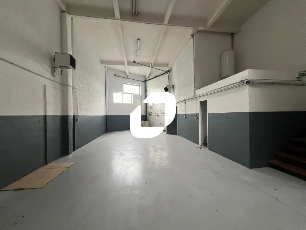 Light Industrial in Combs-la-Ville to rent Interior Photo- Image 1 of 10