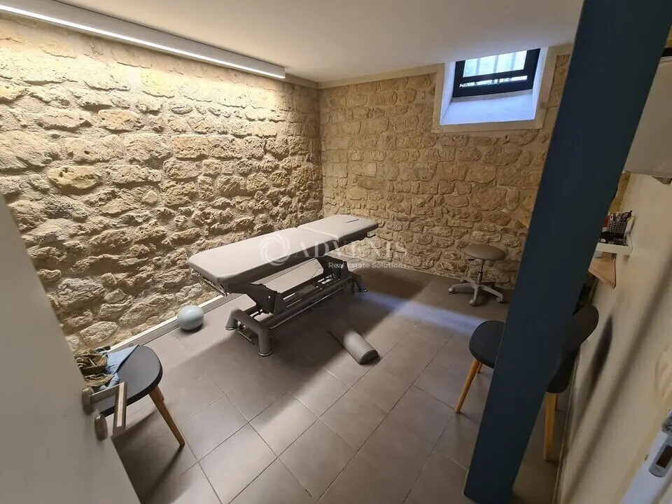 Retail in Paris to rent Interior Photo- Image 1 of 11