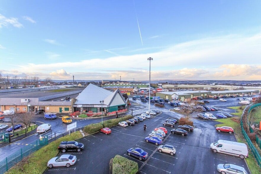 Knowles Hl, Bradford to rent - Building Photo - Image 3 of 4