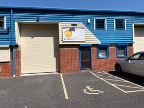 Witney Rd, Poole to rent Building Photo- Image 1 of 5