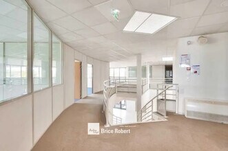 Light Industrial in Miribel to rent Interior Photo- Image 2 of 2