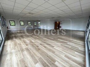 Office in Aix-en-Provence to rent Building Photo- Image 2 of 12