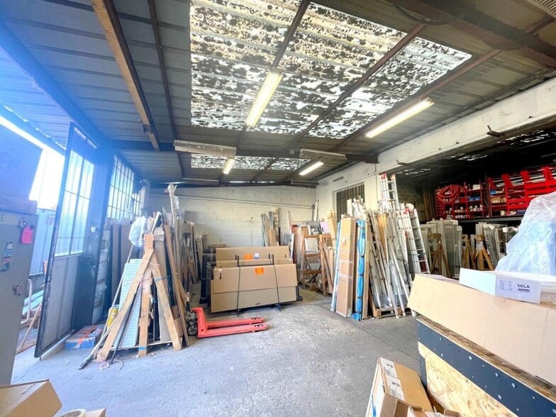 Light Industrial in Sartrouville to rent - Interior Photo - Image 1 of 7