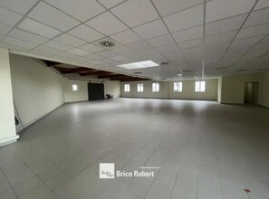 Light Industrial in Décines-Charpieu to rent Interior Photo- Image 1 of 5