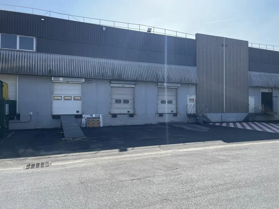 Industrial in Stains to rent Building Photo- Image 1 of 9