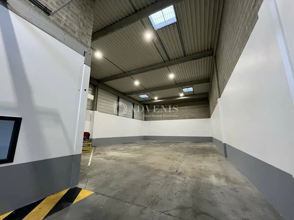 Light Industrial in Élancourt to rent Building Photo- Image 1 of 8