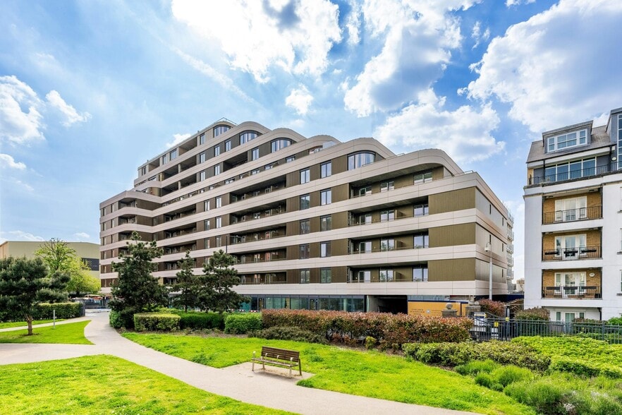 50-52 William Morris Way, London to rent - Building Photo - Image 2 of 4