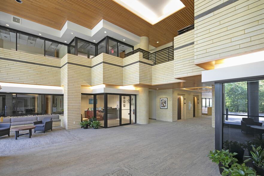 2600 Eagan Woods Dr, Eagan, MN for rent - Lobby - Image 3 of 6