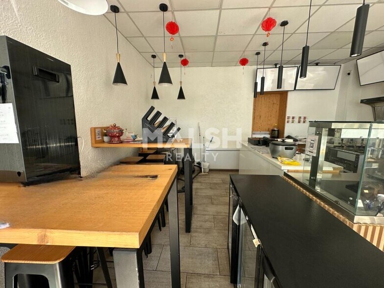 Retail in Écully to rent - Interior Photo - Image 2 of 8