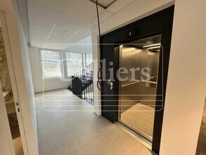 Office in Ventabren to rent Building Photo- Image 1 of 7