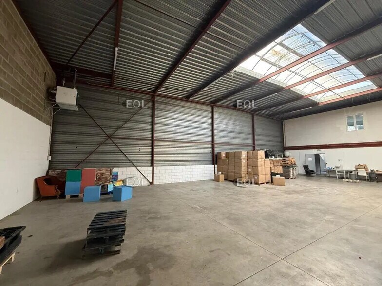 Light Industrial in Collégien to rent - Interior Photo - Image 2 of 6