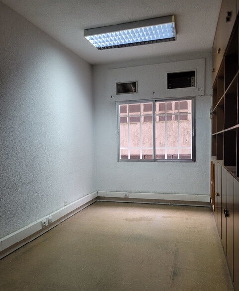 Office in Madrid, Madrid to rent - Interior Photo - Image 3 of 9