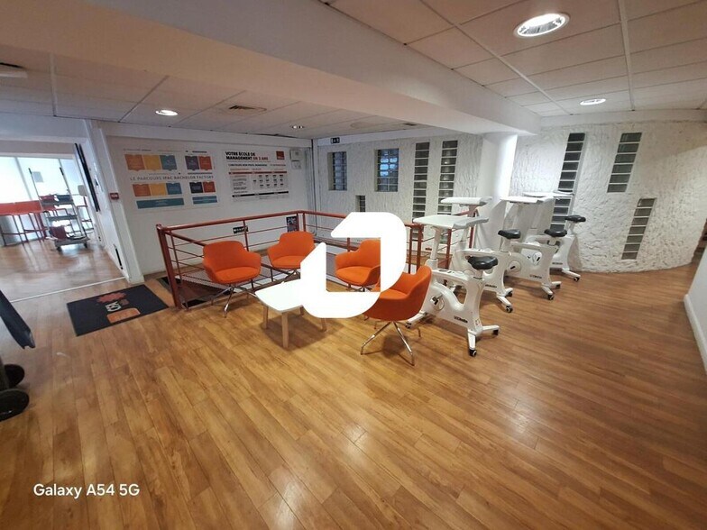 Office in Issy-les-Moulineaux to rent - Interior Photo - Image 2 of 5