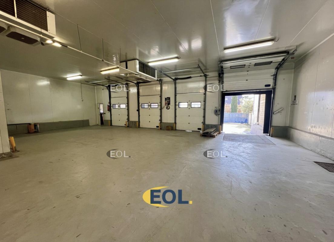 Light Industrial in Montreuil for sale Interior Photo- Image 1 of 10