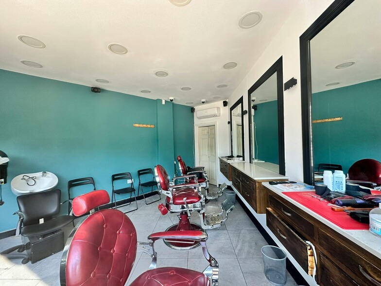 195A-197 Uxbridge Rd, London to rent - Building Photo - Image 2 of 2