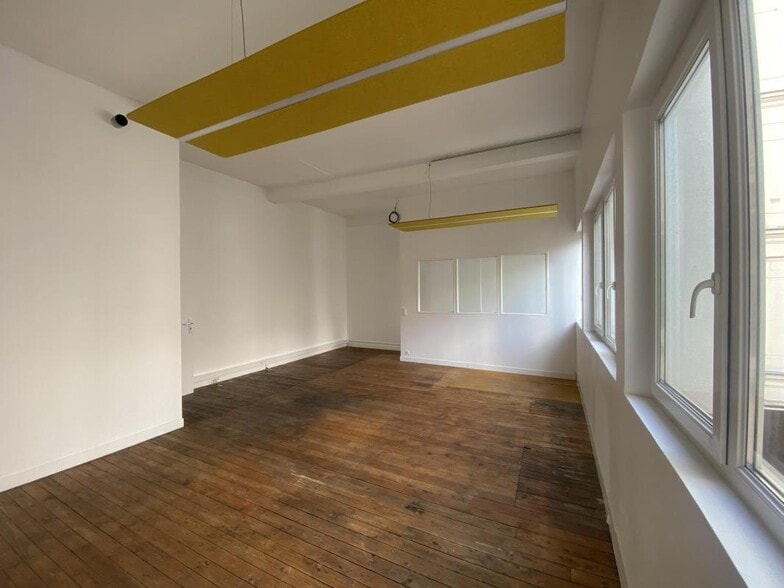 Office / Retail in Paris to rent - Interior Photo - Image 1 of 8