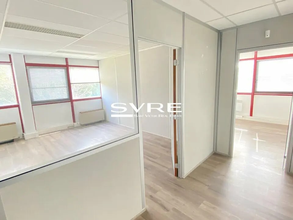 Location Bureaux 161 m² - Photo 1